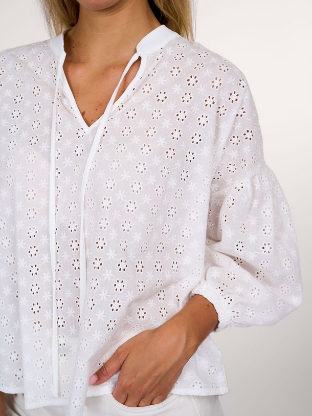 Ontdek de Abbie katoenen top met borduursel van Studio Anneloes in de kleur wit bij Orangebag. Op werkdagen voor 21:45 besteld, morgen in huis.