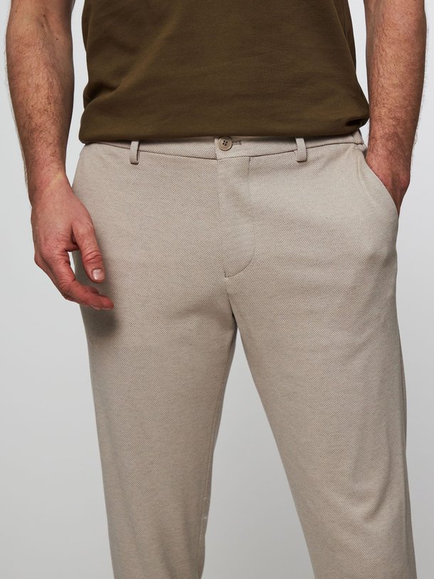 Drykorn Ajend - Viscosemix Gemêleerde Pantalon - Zand Ontdek de Ajend viscosemix gemêleerde pantalon van Drykorn in de kleur zand bij Orangebag. Op werkdagen voor 21:45 besteld, morgen in huis.