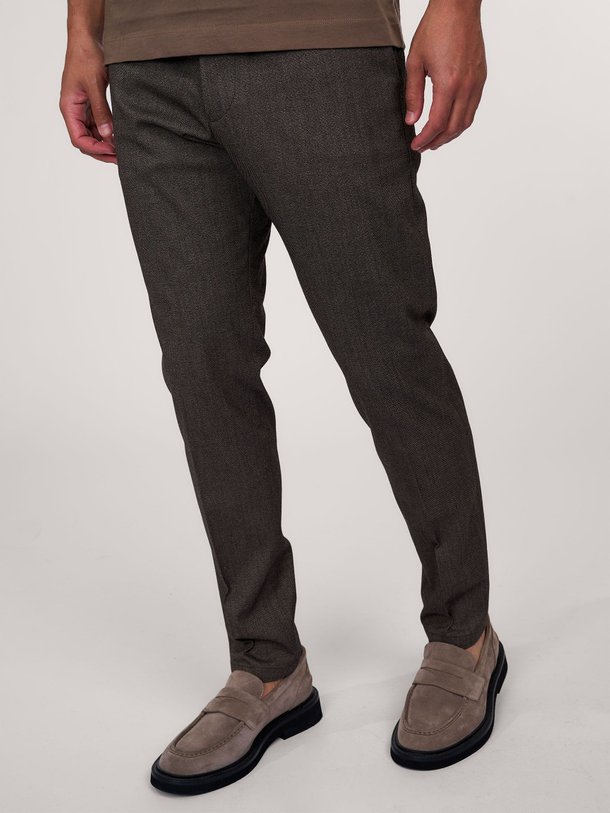 Ontdek de Ajend wolmix pantalon van Drykorn in de kleur bruin bij Orangebag. Op werkdagen voor 21:45 besteld, morgen in huis.