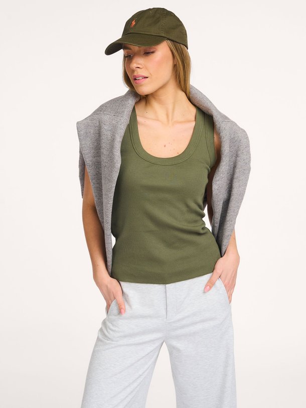 Ontdek de Tavira katoenen rib tanktop van Drykorn in de kleur Mosgroen bij Orangebag. Op werkdagen voor 21:45 besteld, morgen in huis.