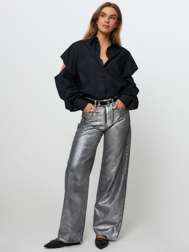 Ontdek de Medley mid waist loose fit metallic jeans van Drykorn in de kleur zilverkleur bij Orangebag. Op werkdagen voor 21:45 besteld, morgen in huis.