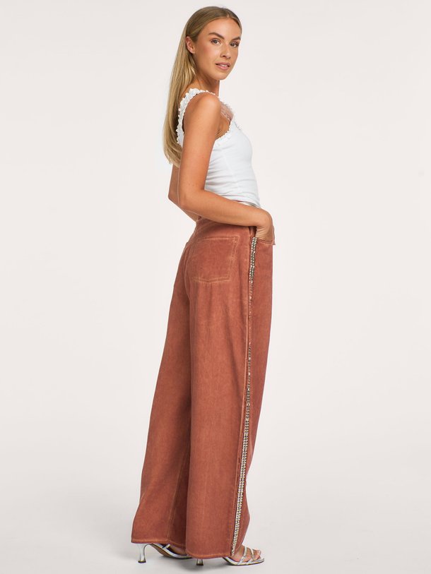 Jeeper, high waist wide fit jeans met studs