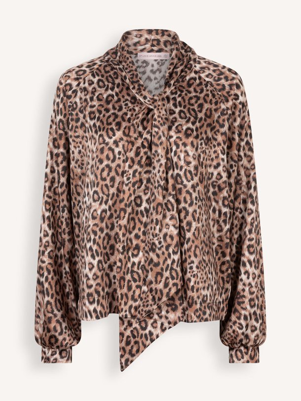 Ontdek de Frances geweven leopard top met strik van Studio Anneloes in de kleur bruin bij Orangebag. Op werkdagen voor 21:45 besteld, morgen in huis.