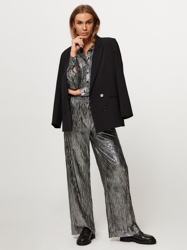 Ontdek de Frankie geweven metallic plissé broek van Studio Anneloes in de kleur zilverkleur bij Orangebag. Op werkdagen voor 21:45 besteld, morgen in huis.