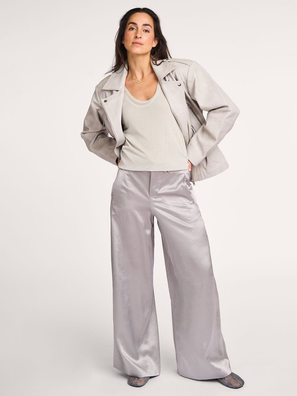 Ontdek de Broad geweven glanzende wide leg pantalon van Drykorn in de kleur grijs bij Orangebag. Op werkdagen voor 21:45 besteld, morgen in huis.