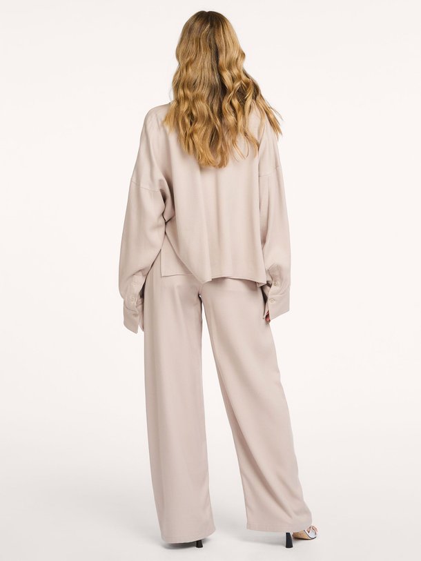 Drykorn Oshia lyocell blouse - Beige Ontdek de Oshia lyocell blouse van Drykorn in de kleur Beige bij Orangebag. Op werkdagen voor 21:45 besteld, morgen in huis.