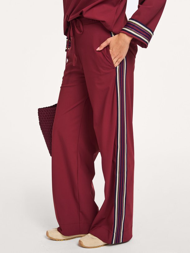 Ontdek de Iggy heavy travel jersey broek met bies van Studio Anneloes in de kleur bordeauxrood bij Orangebag. Op werkdagen voor 21:45 besteld, morgen in huis.