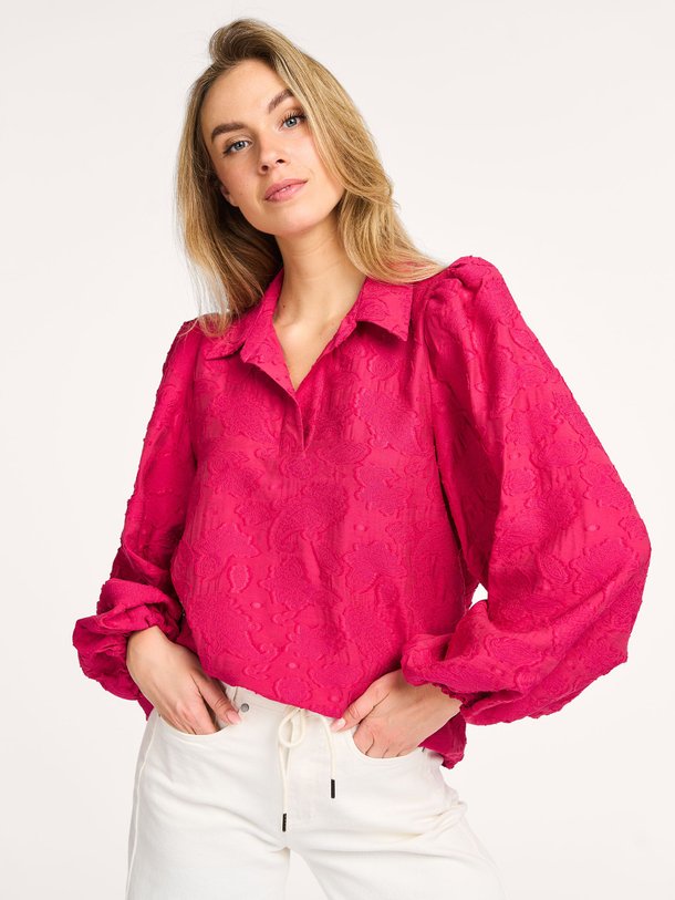 Ontdek de Rianne viscosemix top met dessin van Studio Anneloes in de kleur rood bij Orangebag. Op werkdagen voor 21:45 besteld, morgen in huis.