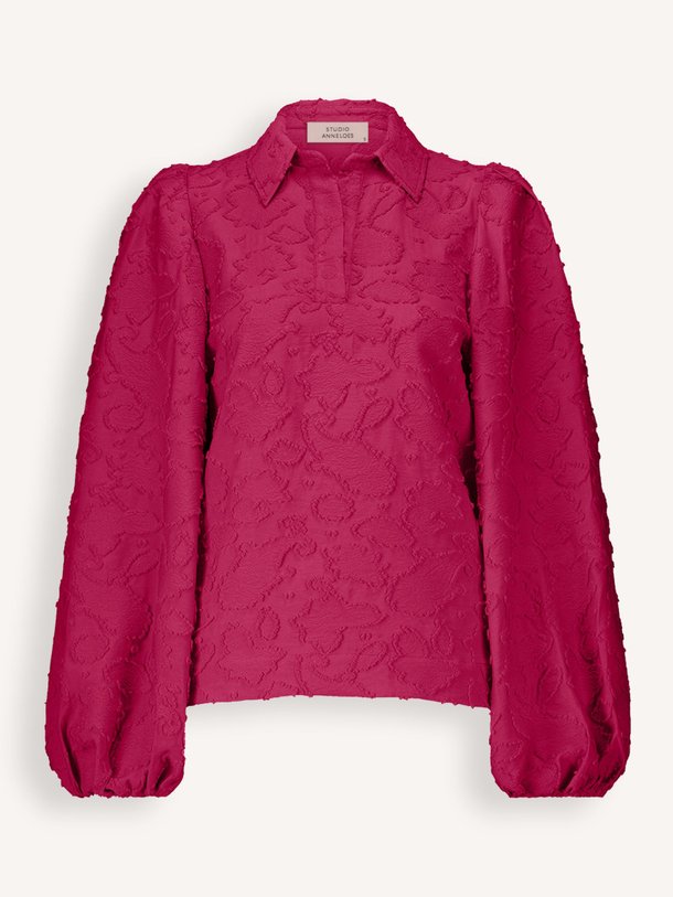 Ontdek de Rianne viscosemix top met dessin van Studio Anneloes in de kleur rood bij Orangebag. Op werkdagen voor 21:45 besteld, morgen in huis.