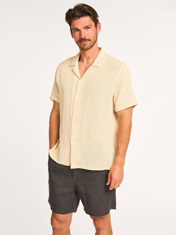 Ontdek de Bijan katoenmix overhemd van Drykorn in de kleur crème bij Orangebag. Op werkdagen voor 21:45 besteld, morgen in huis.