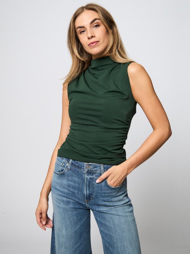 Ontdek de Beatresse lyocellmix top van Drykorn in de kleur donkergroen bij Orangebag. Op werkdagen voor 21:45 besteld, morgen in huis.