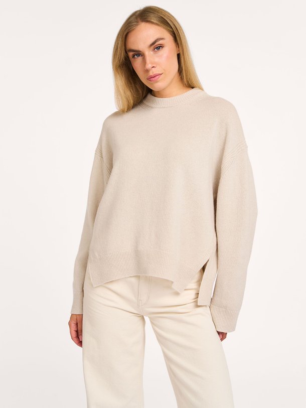 Ontdek de Liziela wollen trui van Drykorn in de kleur ecru bij Orangebag. Op werkdagen voor 21:45 besteld, morgen in huis.