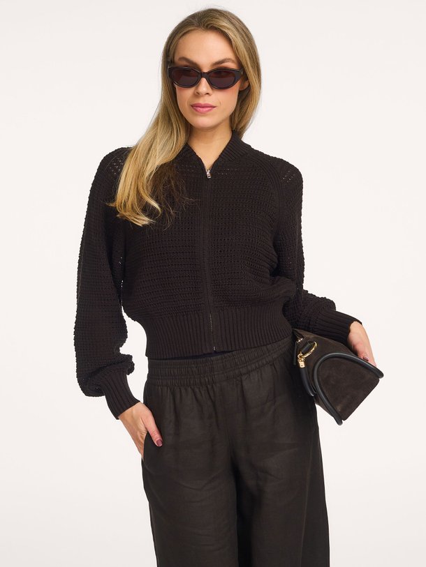 Ontdek de Silsy katoenen vest van Drykorn in de kleur Donkerbruin bij Orangebag. Op werkdagen voor 21:45 besteld, morgen in huis.