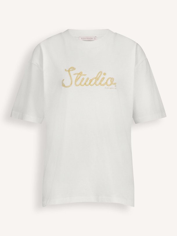 Ontdek de Klaske organic cotton T-shirt met borduursel van Studio Anneloes in de kleur off-white bij Orangebag. Op werkdagen voor 21:45 besteld, morgen in huis.
