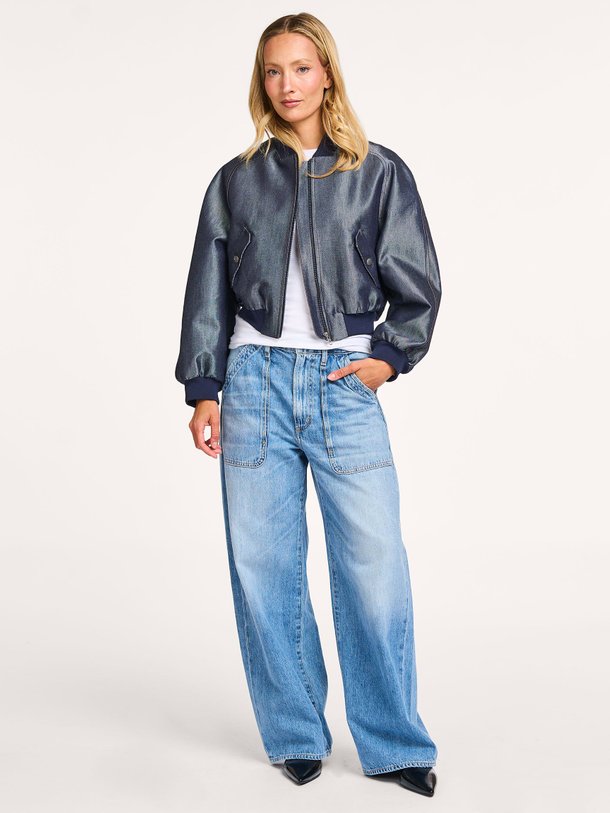 Ontdek de Marham denim metallic jack van Drykorn in de kleur donkerblauw bij Orangebag. Op werkdagen voor 21:45 besteld, morgen in huis.