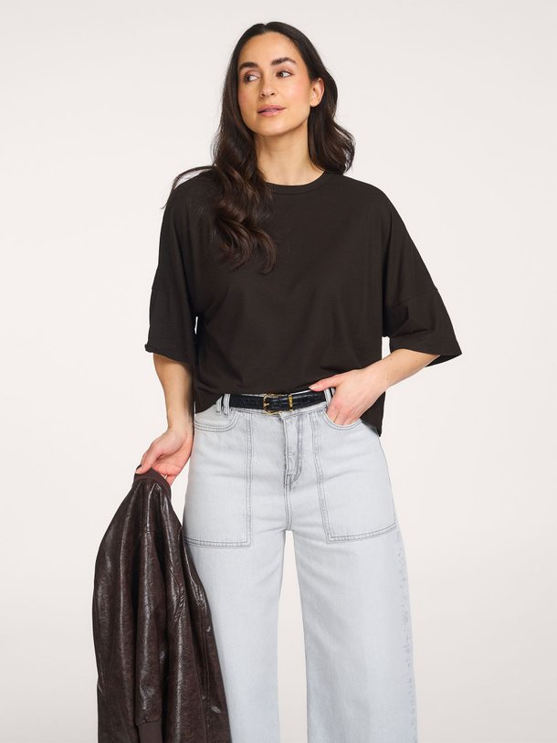 Ontdek de Kusia katoenmix T-shirt van Drykorn in de kleur Donkerbruin bij Orangebag. Op werkdagen voor 21:45 besteld, morgen in huis.