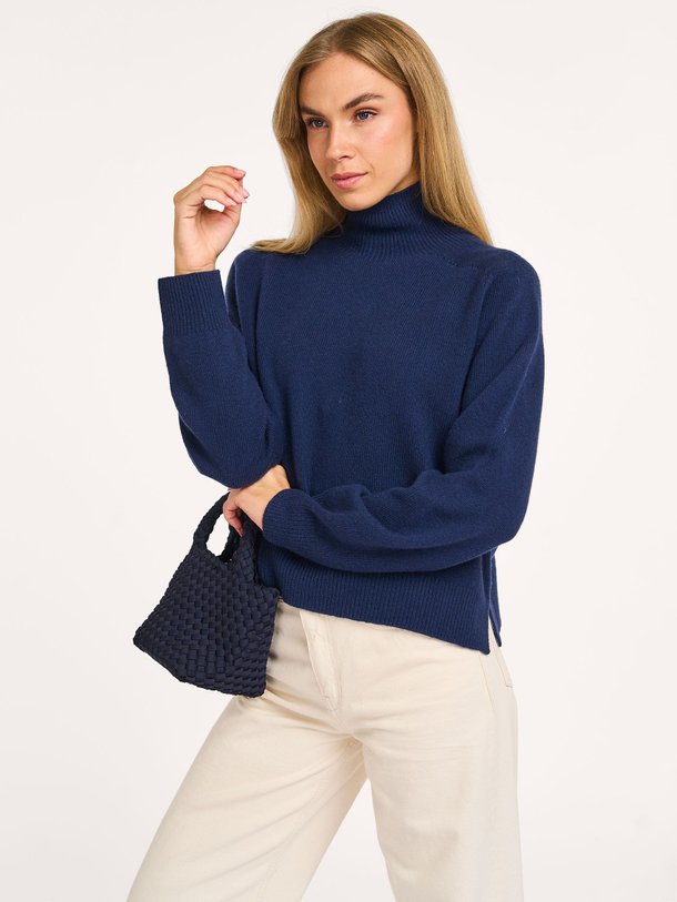 Ontdek de Lyzima wollen trui van Drykorn in de kleur donkerblauw bij Orangebag. Op werkdagen voor 21:45 besteld, morgen in huis.