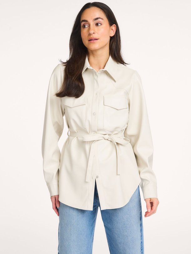Ontdek de Bodil, leatherlook blouse van Studio Anneloes bij Orangebag. Op werkdagen voor 21:45 besteld, morgen in huis.