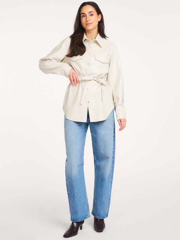 Ontdek de Bodil, leatherlook blouse van Studio Anneloes bij Orangebag. Op werkdagen voor 21:45 besteld, morgen in huis.