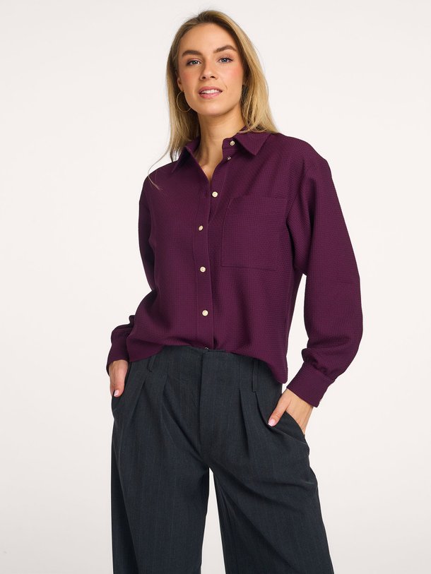 Ontdek de Melani, viscosemix blouse met structuur van Studio Anneloes bij Orangebag. Op werkdagen voor 21:45 besteld, morgen in huis.