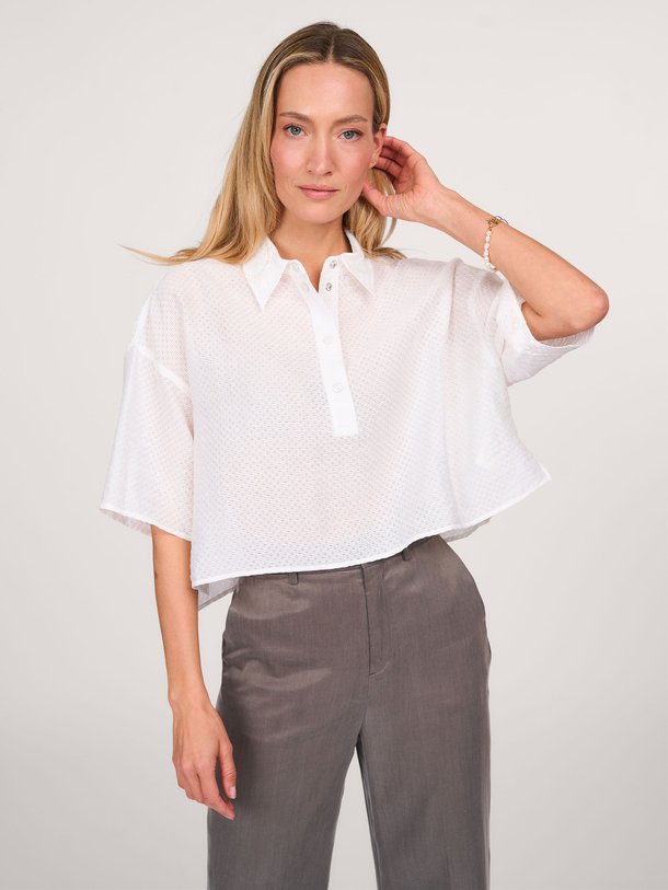 Ontdek de Zylora viscosemix polo top met structuur van Drykorn in de kleur wit bij Orangebag. Op werkdagen voor 21:45 besteld, morgen in huis.