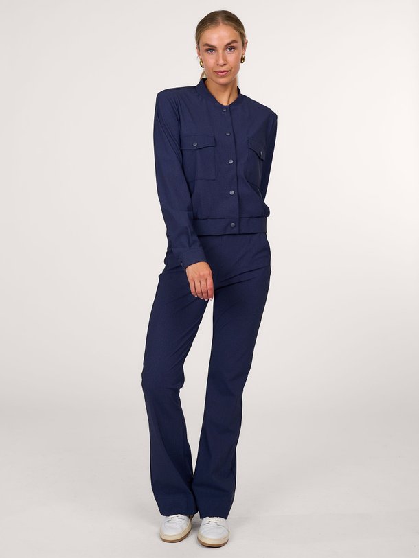 Ontdek de Flair bonded travel geruite flared broek van Studio Anneloes in de kleur donkerblauw bij Orangebag. Op werkdagen voor 21:45 besteld, morgen in huis.