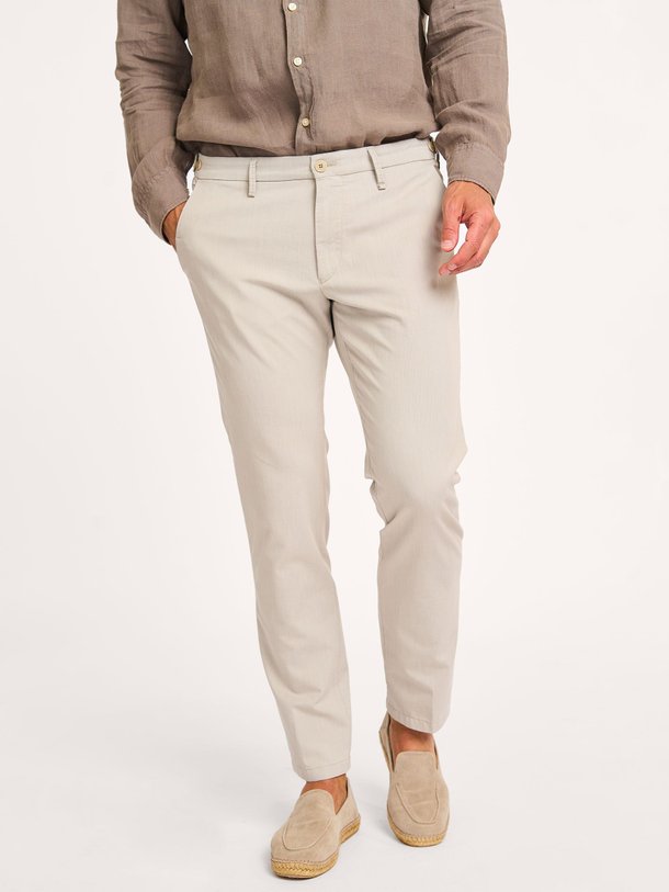 Ontdek de Fago katoenmix pantalon van Drykorn in de kleur zand bij Orangebag. Op werkdagen voor 21:45 besteld, morgen in huis.