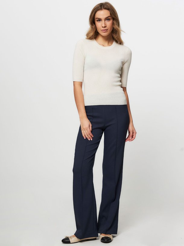 Ontdek de Gravel geweven pantalon van Drykorn in de kleur donkerblauw bij Orangebag. Op werkdagen voor 21:45 besteld, morgen in huis.