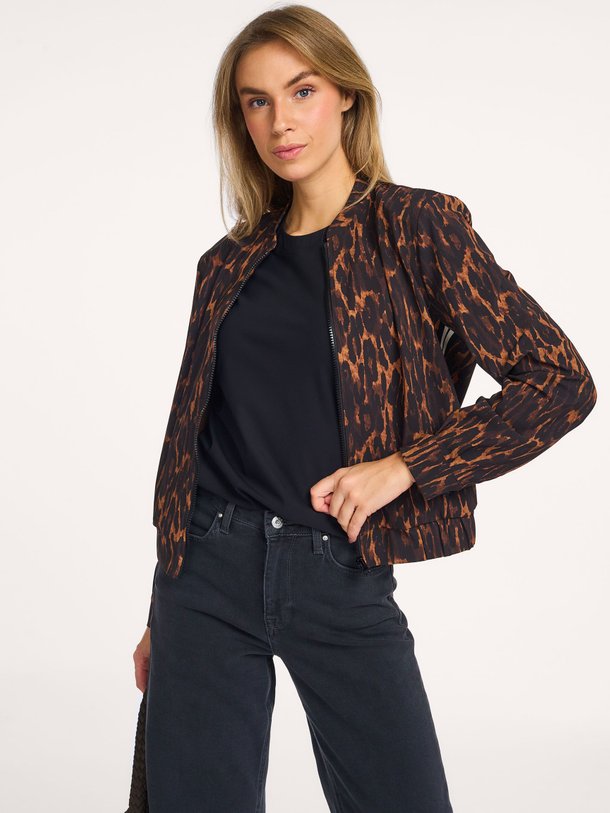 Ontdek de Elliot heavy travel jersey leopard bomberjack van Studio Anneloes in de kleur bruin bij Orangebag. Op werkdagen voor 21:45 besteld, morgen in huis.