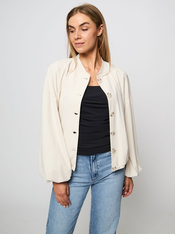Ontdek de Nanou heavy travel jersey bomberjack van Studio Anneloes in de kleur ecru bij Orangebag. Op werkdagen voor 21:45 besteld, morgen in huis.