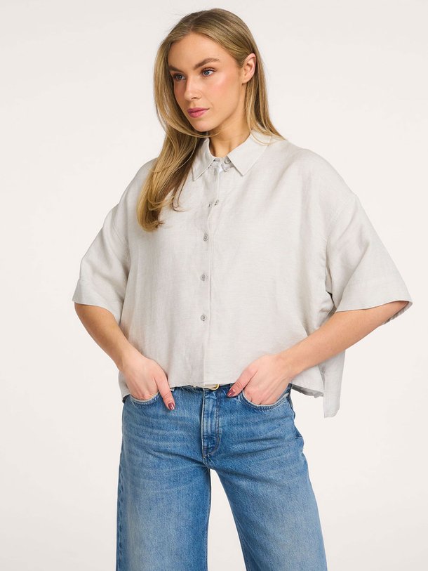 Ontdek de Yarika, viscose/linnenmix blouse van Drykorn bij Orangebag. Op werkdagen voor 21:45 besteld, morgen in huis.