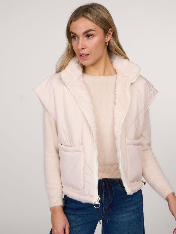 Ontdek de Cally geweven reversible gilet van Studio Anneloes in de kleur off-white bij Orangebag. Op werkdagen voor 21:45 besteld, morgen in huis.