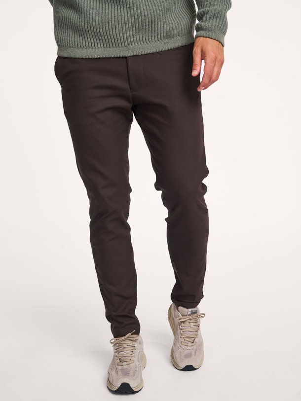 Ontdek de Ajend katoenmix broek van Drykorn in de kleur donkerbruin bij Orangebag. Op werkdagen voor 21:45 besteld, morgen in huis.