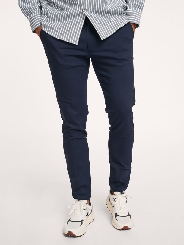 Ontdek de Ajend katoenmix broek van Drykorn in de kleur donkerblauw bij Orangebag. Op werkdagen voor 21:45 besteld, morgen in huis.