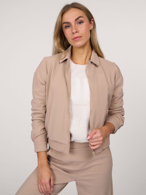 Ontdek de Kelsi bonded travel jersey bomberjack van Studio Anneloes in de kleur beige bij Orangebag. Op werkdagen voor 21:45 besteld, morgen in huis.
