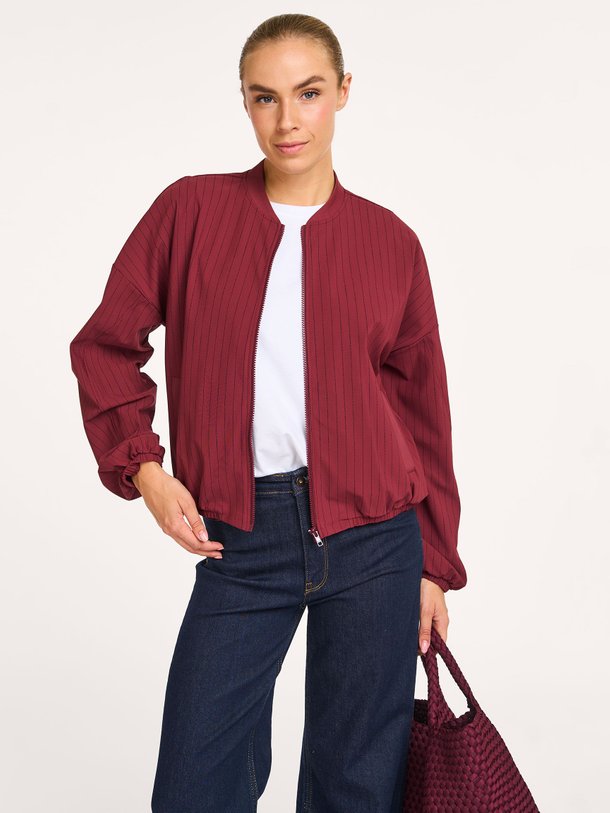 Ontdek de Storm heavy travel jersey krijtstreep jasje van Studio Anneloes in de kleur bordeauxrood bij Orangebag. Op werkdagen voor 21:45 besteld, morgen in huis.