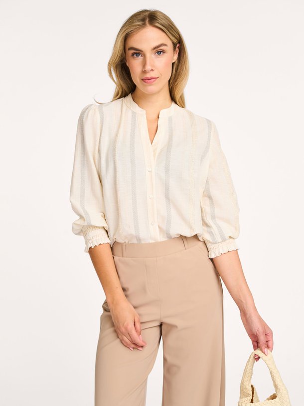 Ontdek de Louisa katoenmix blouse met gestreept dessin van Studio Anneloes in de kleur zand bij Orangebag. Op werkdagen voor 21:45 besteld, morgen in huis.