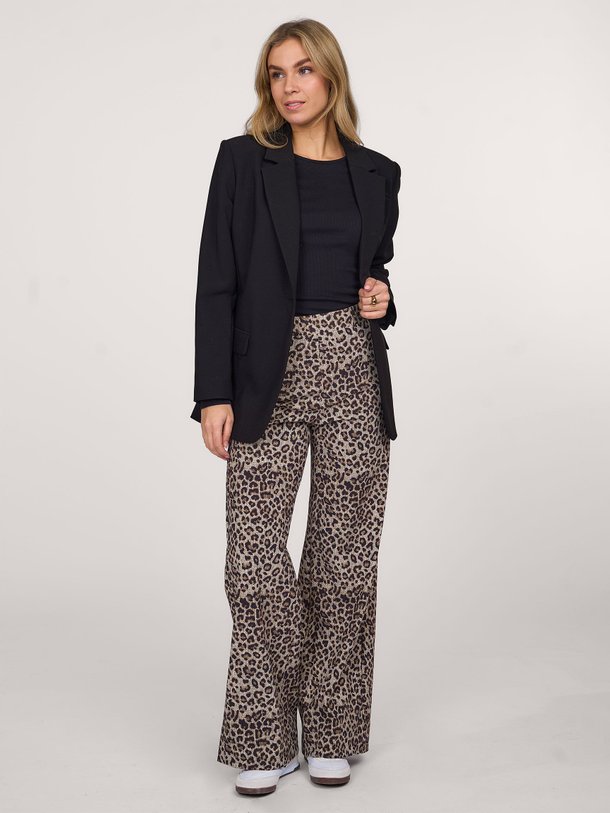 Ontdek de Lexie heavy travel jersey leopard broek van Studio Anneloes in de kleur bruin bij Orangebag. Op werkdagen voor 21:45 besteld, morgen in huis.