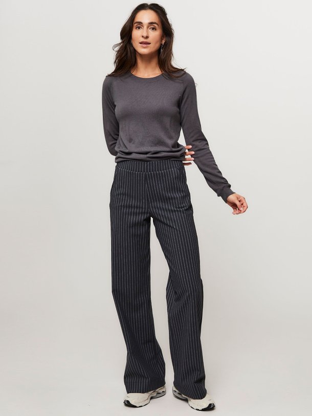 Ontdek de Marilon bonded travel jersey wide leg broek van Studio Anneloes in de kleur antraciet bij Orangebag. Op werkdagen voor 21:45 besteld, morgen in huis.