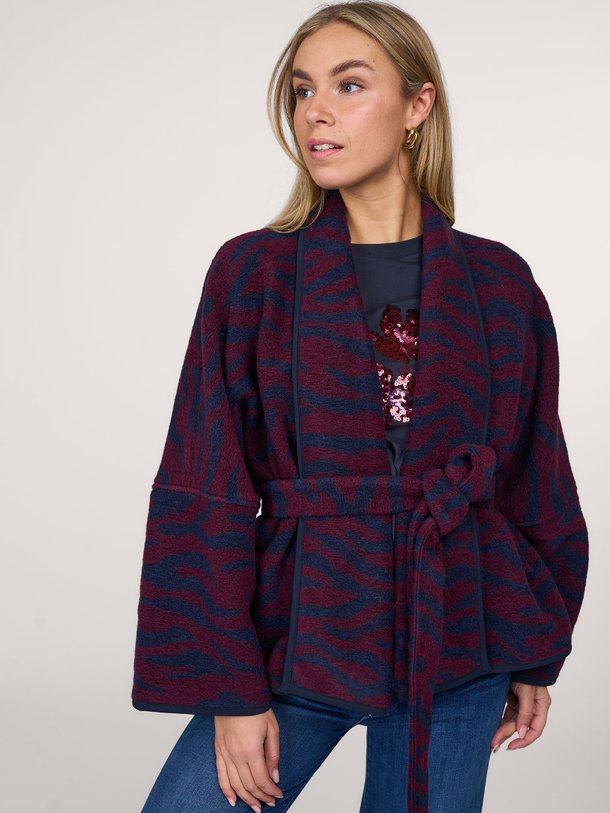 Ontdek de Oralee wolmix kimono met dessin van Studio Anneloes in de kleur bordeauxrood bij Orangebag. Op werkdagen voor 21:45 besteld, morgen in huis.