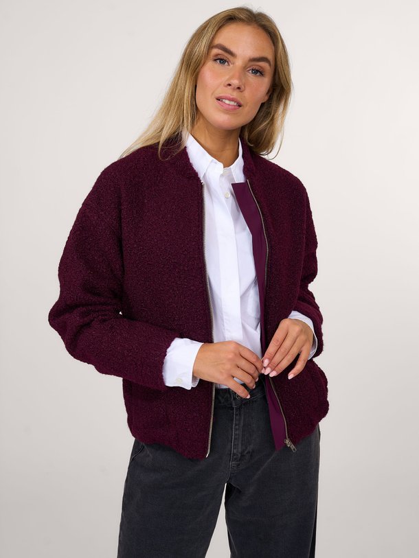 Ontdek de Lies geweven teddy bomberjack van Studio Anneloes in de kleur bordeauxrood bij Orangebag. Op werkdagen voor 21:45 besteld, morgen in huis.