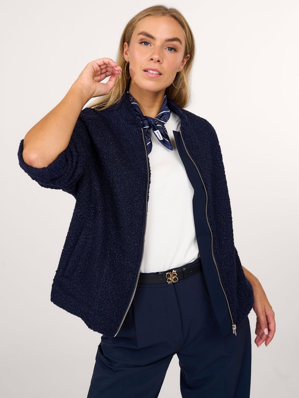 Ontdek de Lies geweven teddy bomberjack van Studio Anneloes in de kleur donkerblauw bij Orangebag. Op werkdagen voor 21:45 besteld, morgen in huis.