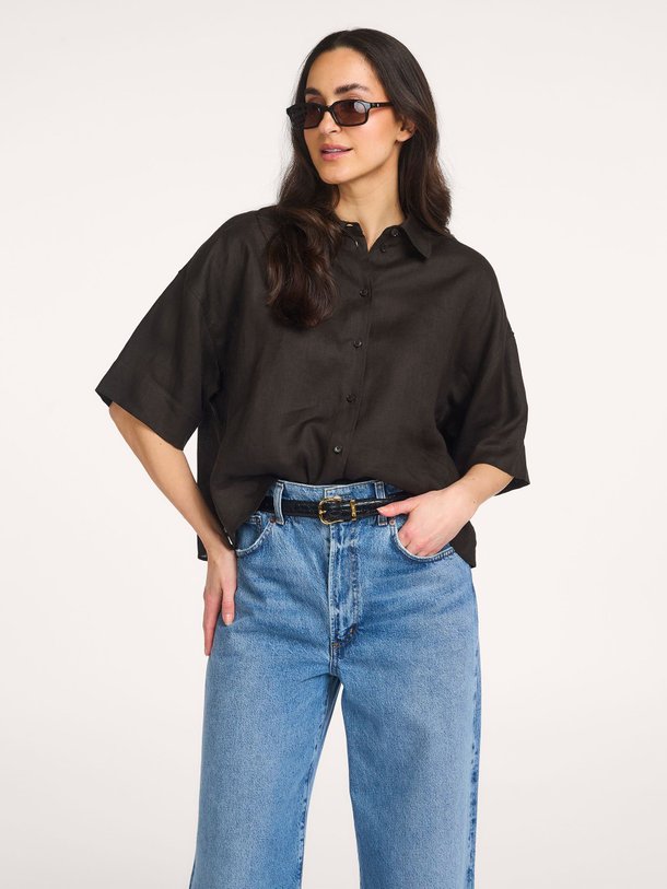 Ontdek de Yarika linnen blouse van Drykorn in de kleur Donkerbruin bij Orangebag. Op werkdagen voor 21:45 besteld, morgen in huis.