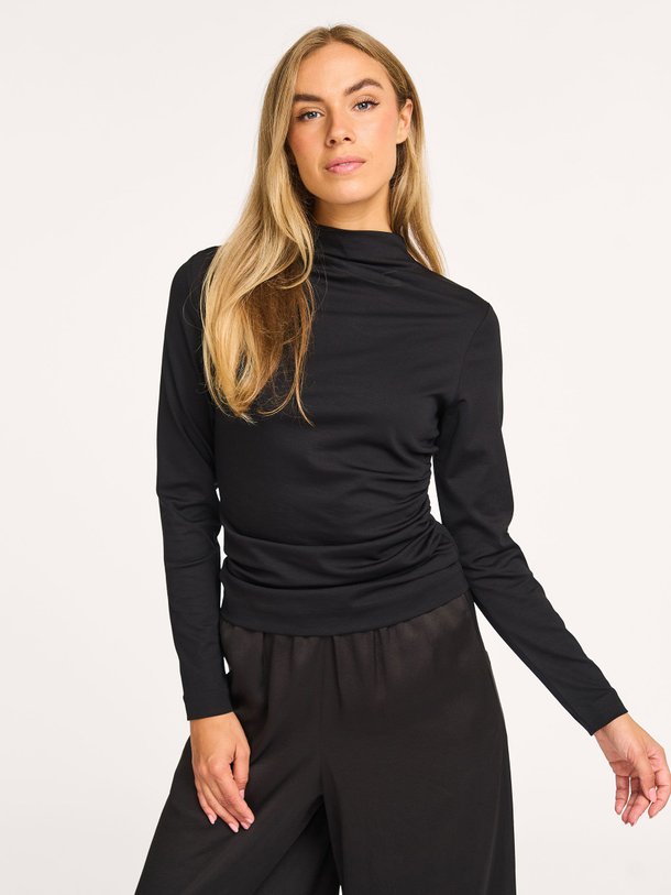 Ontdek de Tiry lyocellmix longsleeve van Drykorn in de kleur zwart bij Orangebag. Op werkdagen voor 21:45 besteld, morgen in huis.