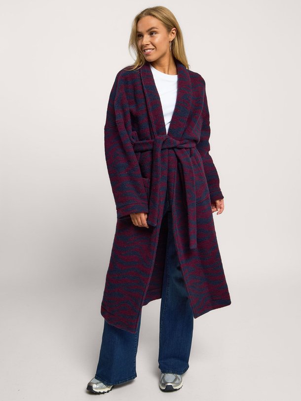 Ontdek de Isana wolmix mantel met dessin van Studio Anneloes in de kleur bordeauxrood bij Orangebag. Op werkdagen voor 21:45 besteld, morgen in huis.