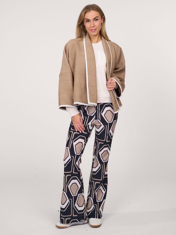 Ontdek de Ginger heavy travel jersey flared broek van Studio Anneloes in de kleur zwart bij Orangebag. Op werkdagen voor 21:45 besteld, morgen in huis.