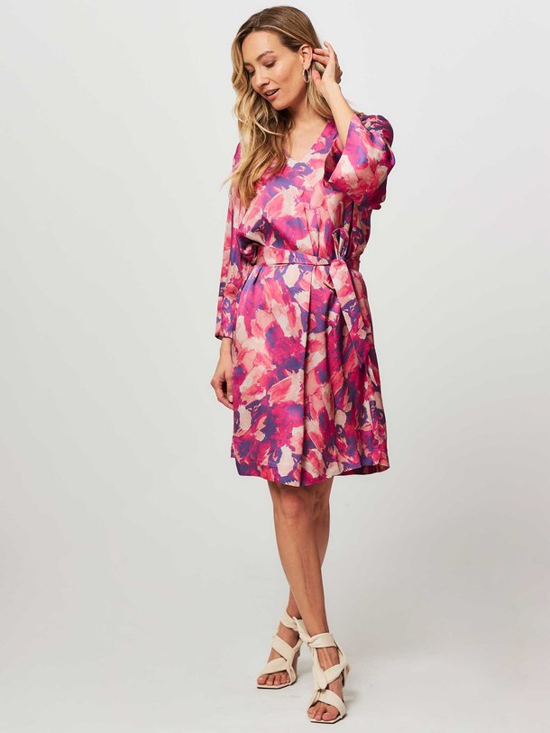 Ontdek de Phileine viscose jurk met print van Studio Anneloes in de kleur roze bij Orangebag. Op werkdagen voor 21:45 besteld, morgen in huis.