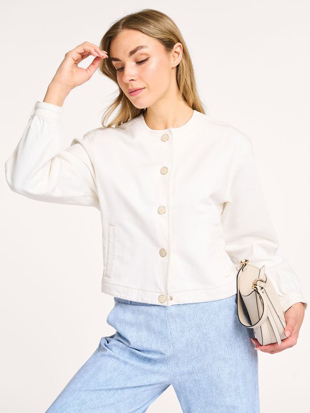 Ontdek de Charlot denim jasje van Studio Anneloes in de kleur off-white bij Orangebag. Op werkdagen voor 21:45 besteld, morgen in huis.