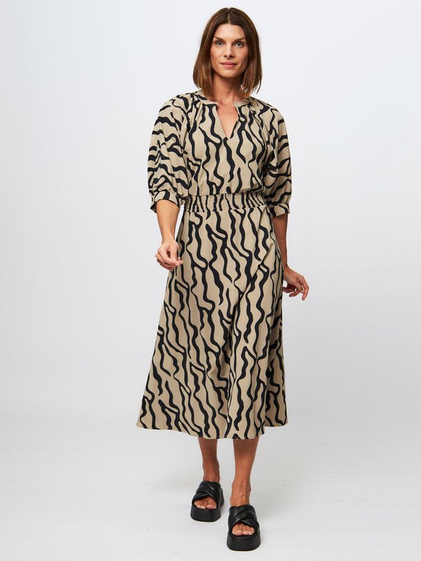 Ontdek de Berlin medium travel jersey jurk met print van Studio Anneloes in de kleur zand bij Orangebag. Op werkdagen voor 21:45 besteld, morgen in huis.