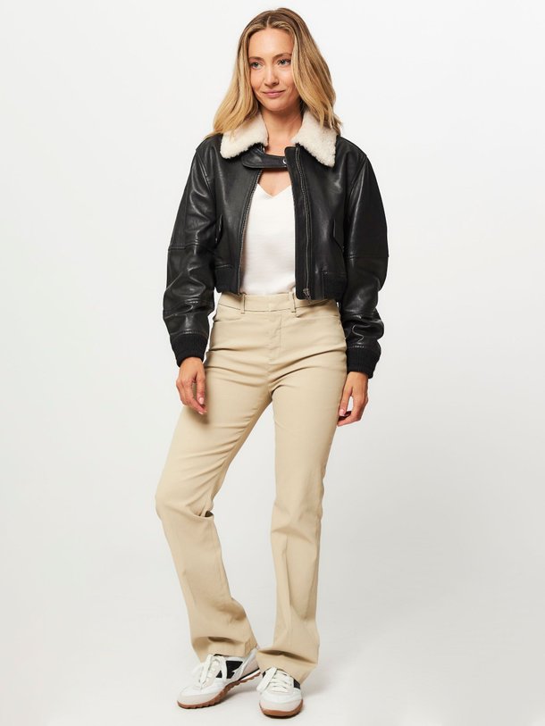 Ontdek de Inch katoenmix stretch pantalon met coating van Drykorn in de kleur ecru bij Orangebag. Op werkdagen voor 21:45 besteld, morgen in huis.